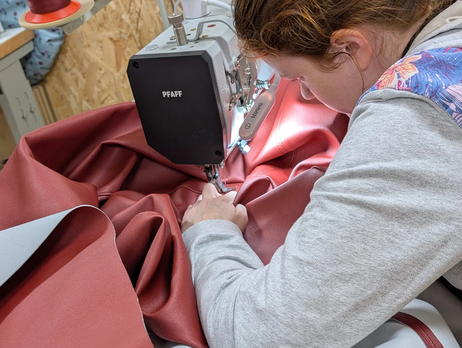 Évangéline dans son atelier à Bayonne