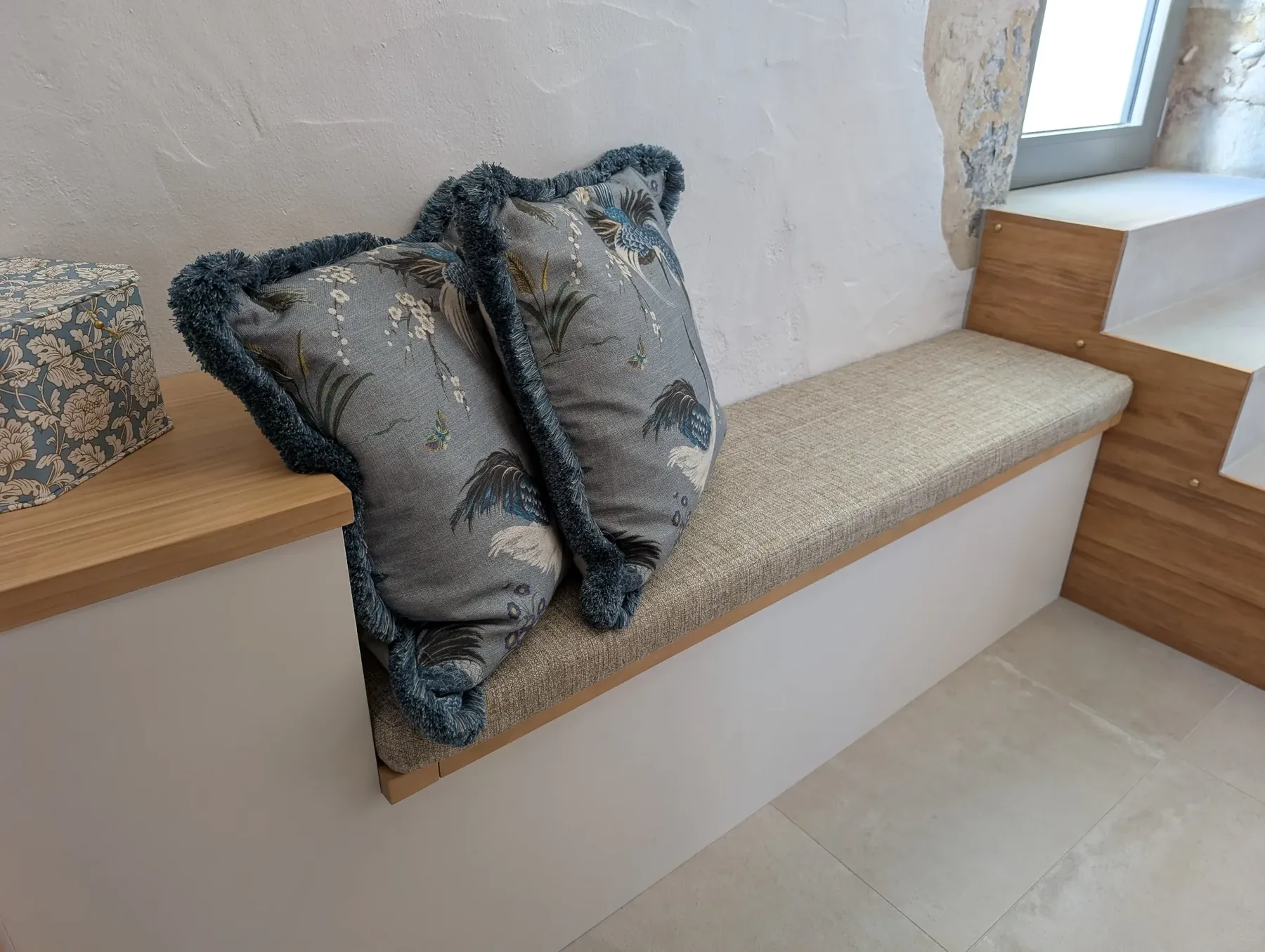 Banquette en tissu et mousse haute résilience réalisée dans les Landes