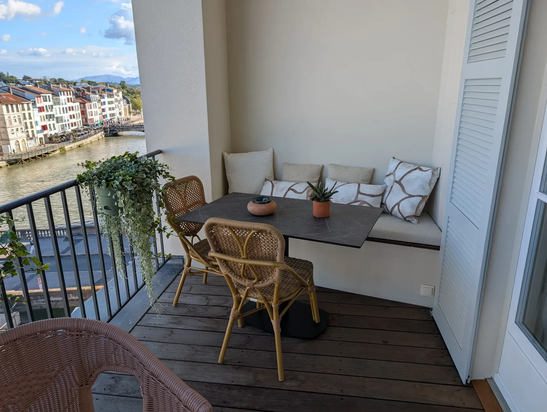 Banquettes et coussins outdoor sur mesure pour une terrasse à Bayonne