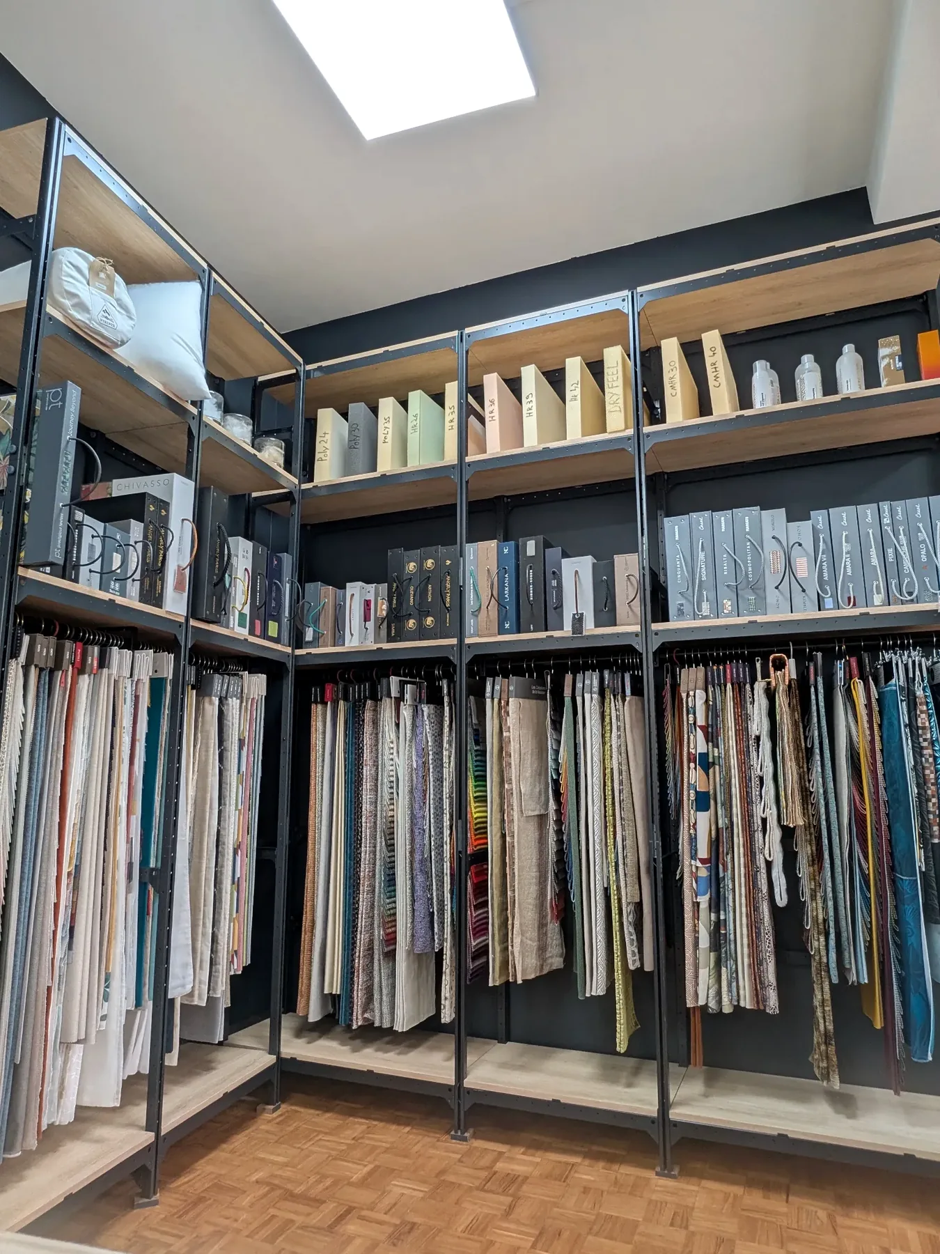 Matériauthèque de l’atelier Larouquine : collections et échantillons de tissus