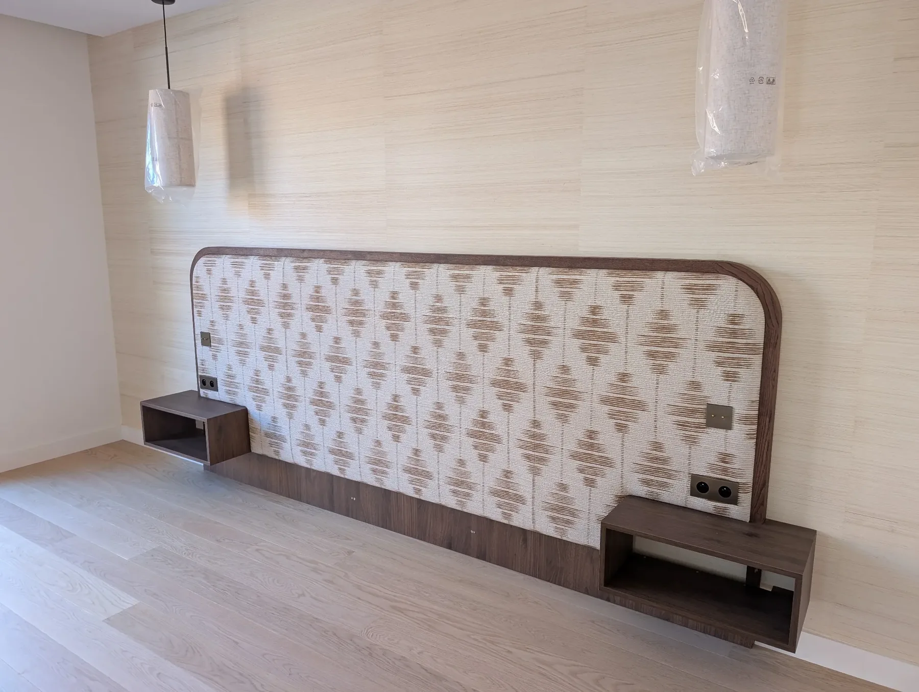 Tête de lit sur mesure en tissu Élitis avec artisans partenaires