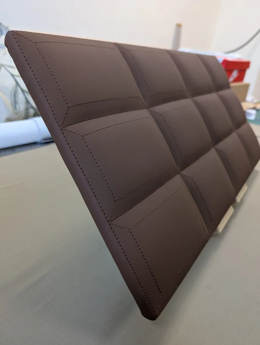 Tablette de chocolat en trompe-l’œil, confectionnée en simili-cuir matelassé
