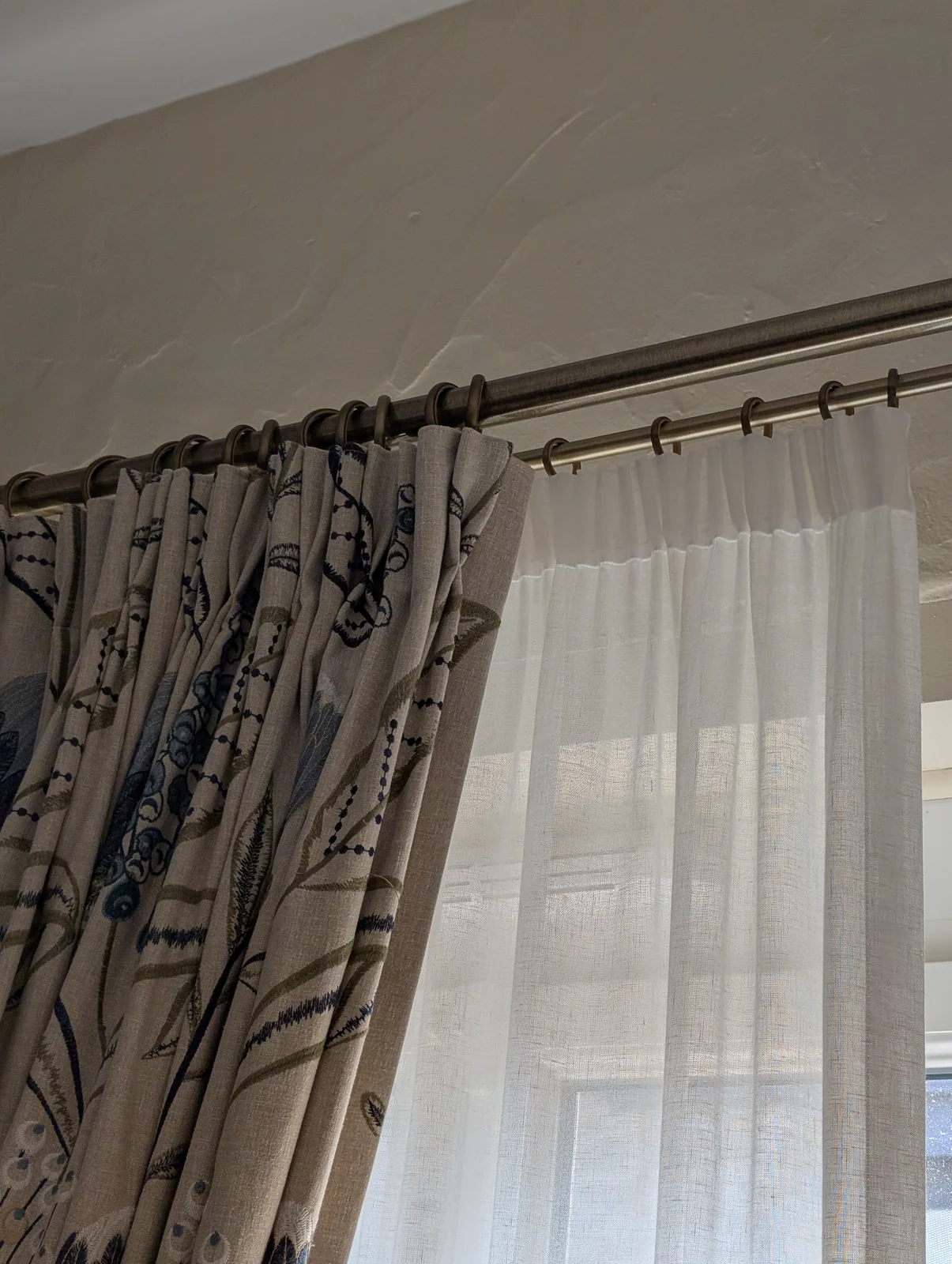 Rideaux brodés et voilages sur mesure