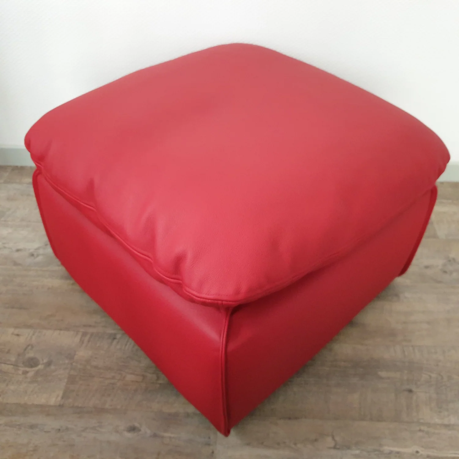Pouf rénové en cuir rouge Hermès · Réalisation Larouquine